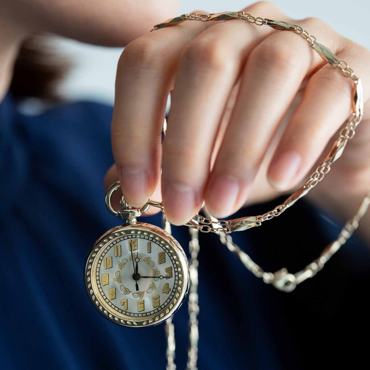 滋賀の時計工房に別注した「アールデコ調の懐中時計」と「貝文字盤のクラシック腕時計」がフェリシモ「日本職人プロジェクト」から登場