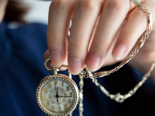 滋賀の時計工房に別注した「アールデコ調の懐中時計」と「貝文字盤のクラシック腕時計」がフェリシモ「日本職人プロジェクト」から登場